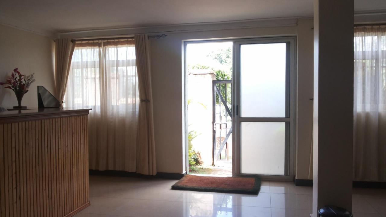 Westcliff Hotel Lira Екстериор снимка